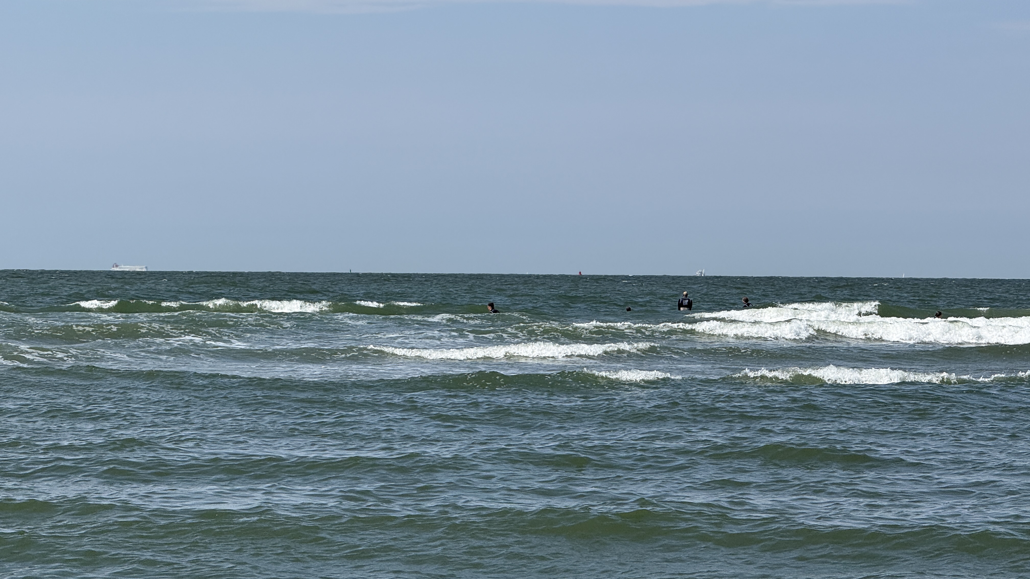 Golven en strand bij de Brouwersdam in Ouddorp.