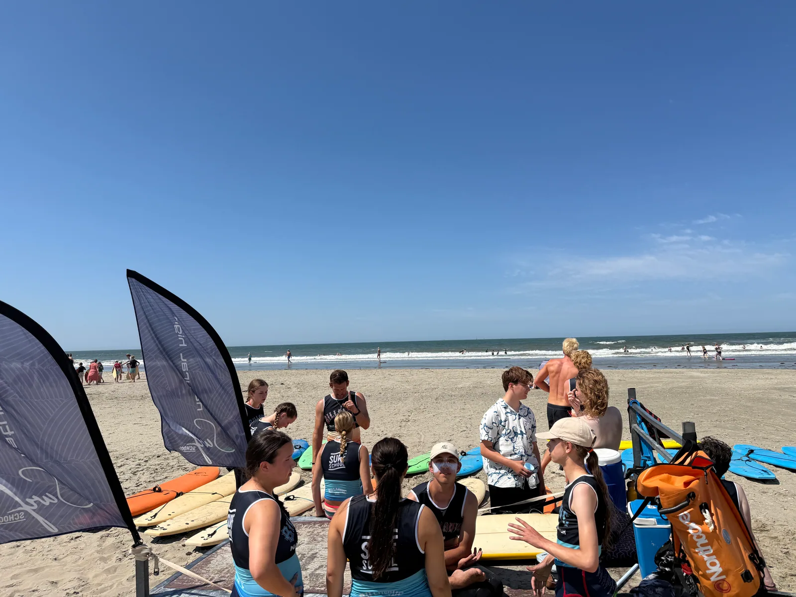 Ride the Wave-coaches en jongeren bereiden samen een surfsessie voor.