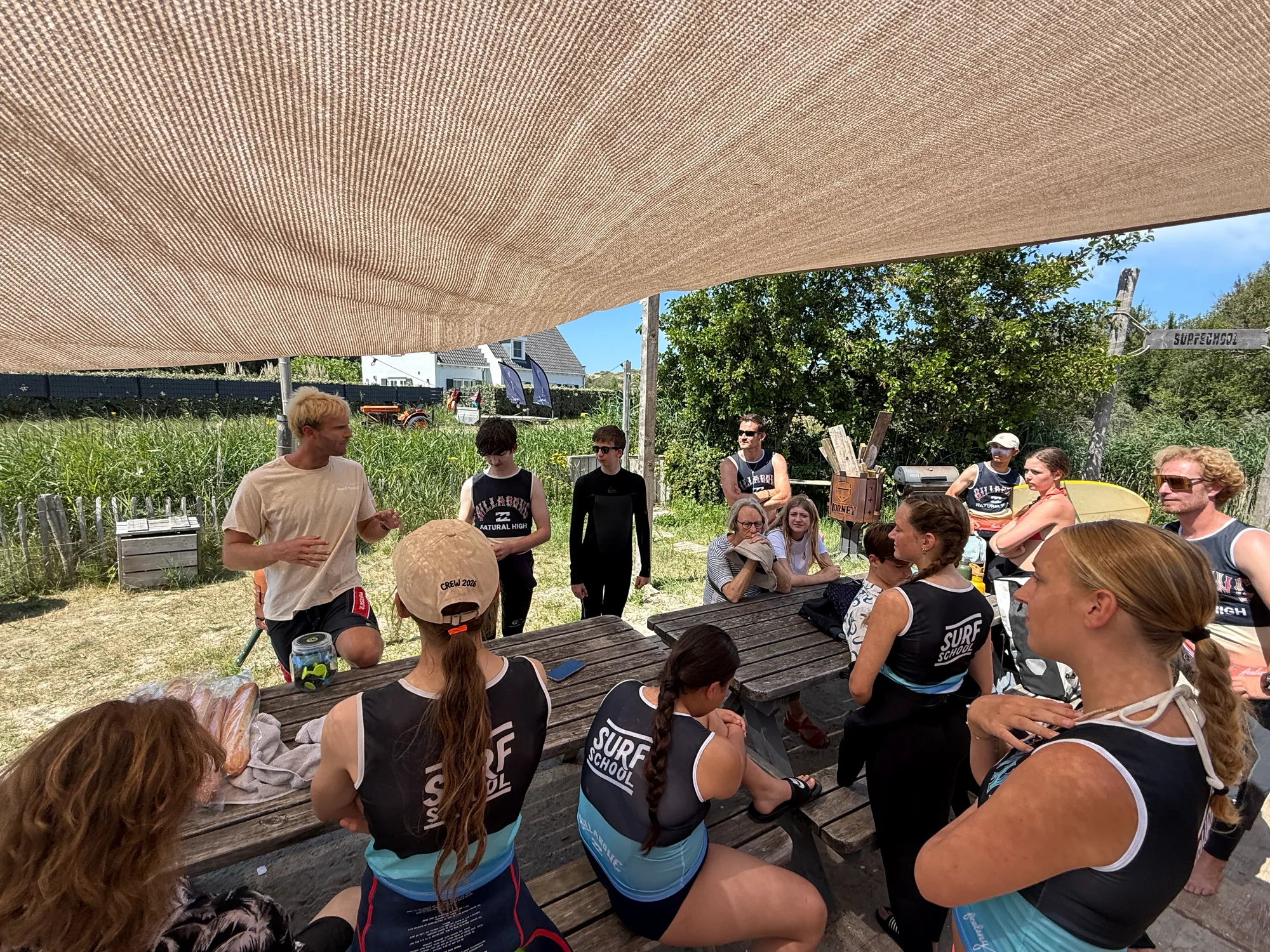 Jongeren en begeleiders bespreken samen de komende surfsessie.