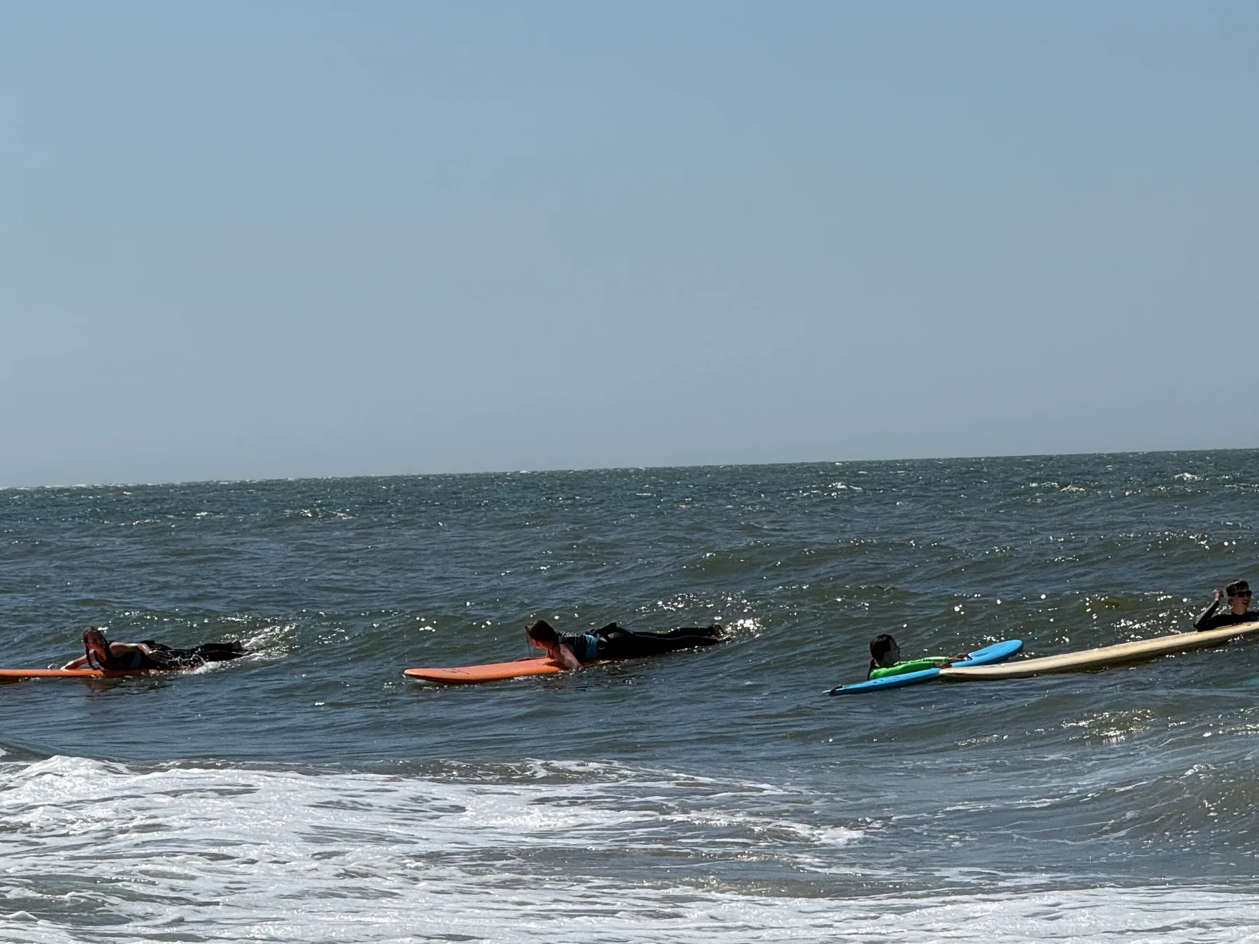 Surfboards liggen klaar bij een Ride the Wave-sessie.