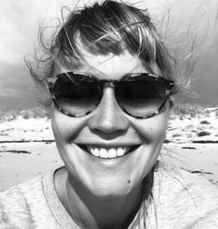 Portret van Janne Hagt op het strand.