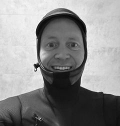 Portret van Jeroen Cremer in een wetsuit.
